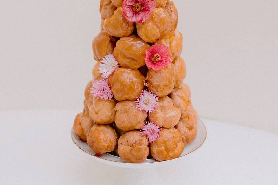 A stunning croquembouche