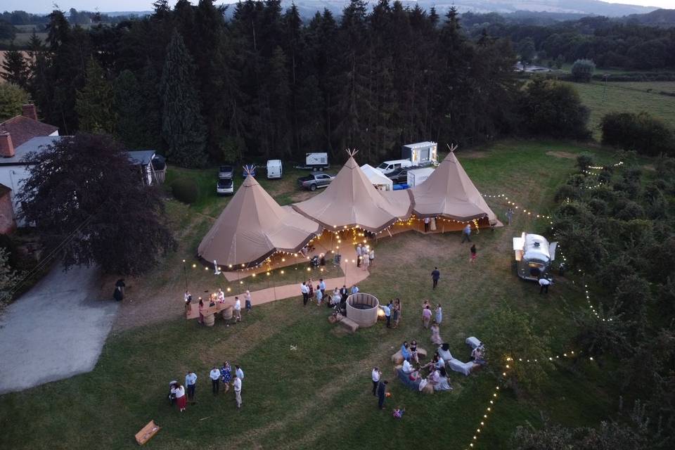 3-hat tipi wedding