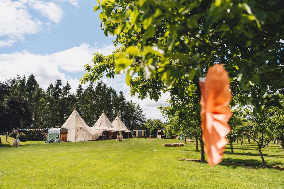 Relaxed tipi wedding