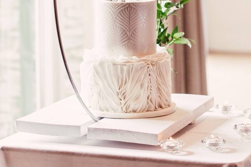 Elegant hoop wedding cake