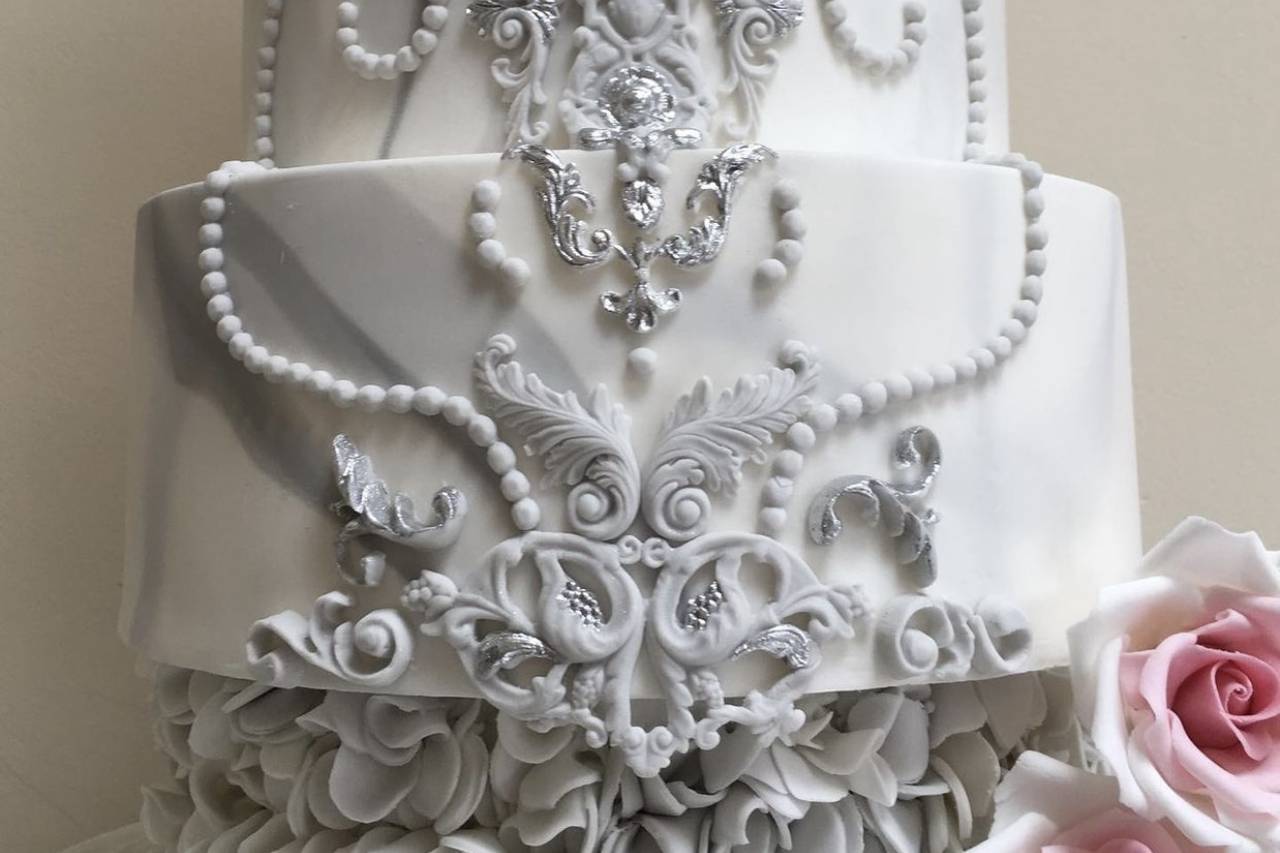 Mistry Cakes Couture in Berkshire - Wedding Cakes | hitched.co.uk