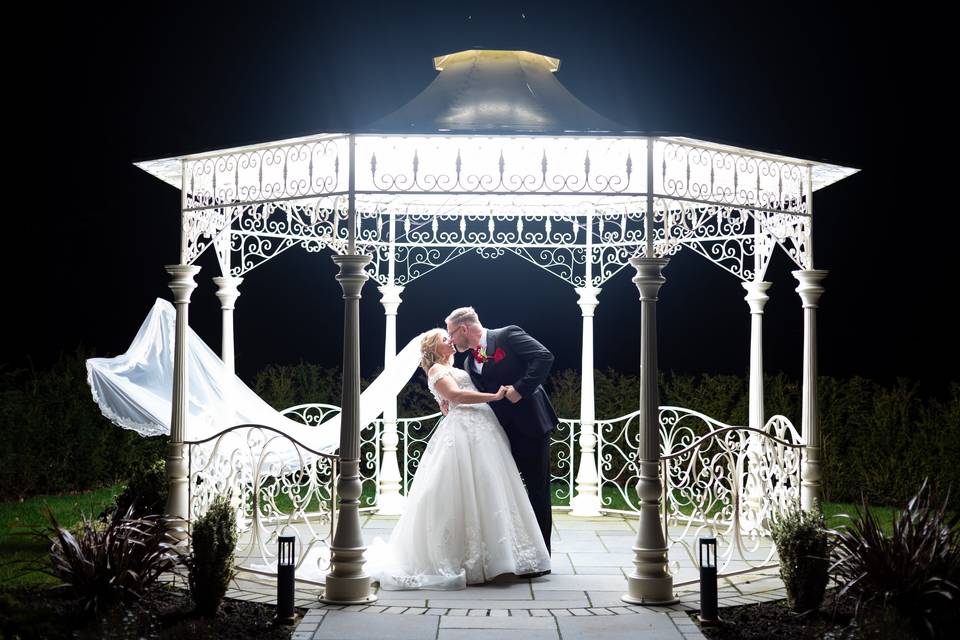 Bride and groom, pagoda