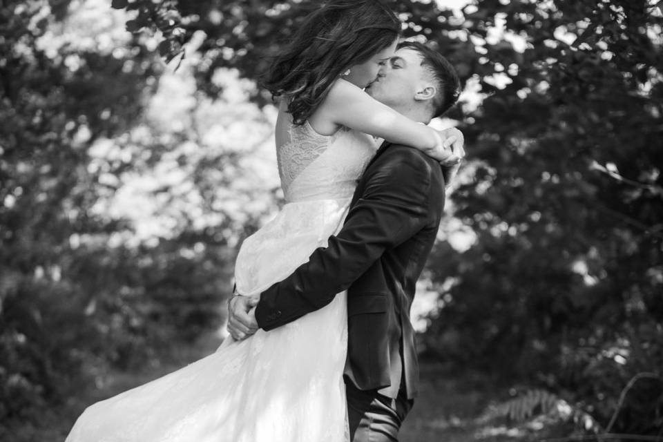 Bride and groom, kiss