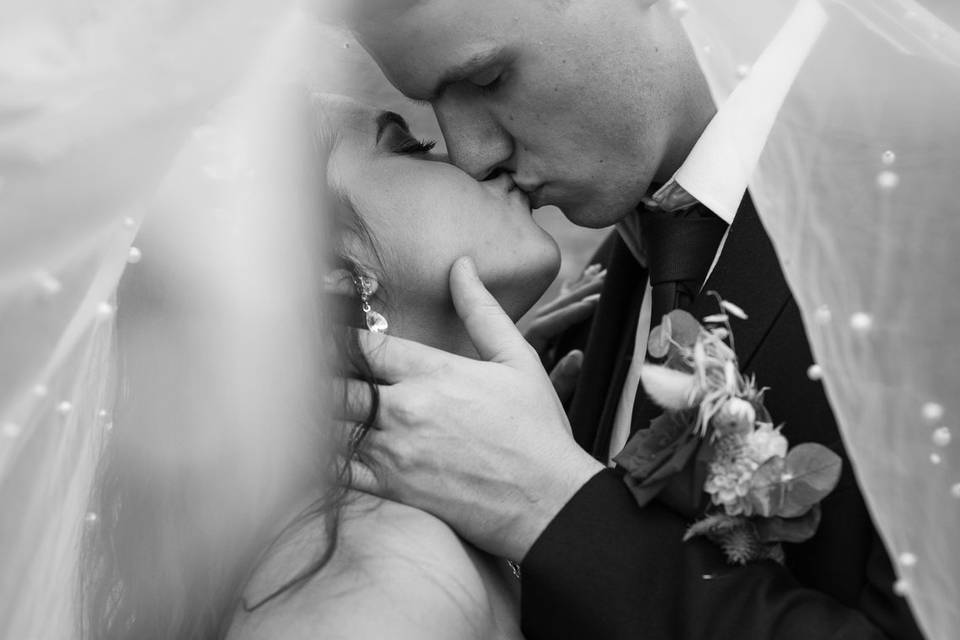 Bride and groom, kiss