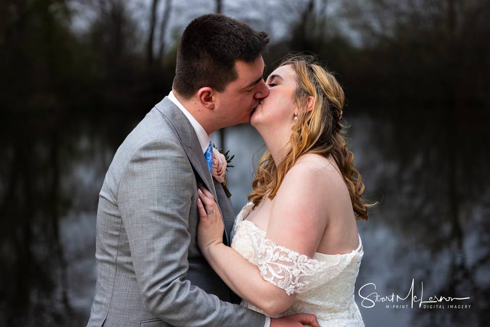 A kiss on the pier