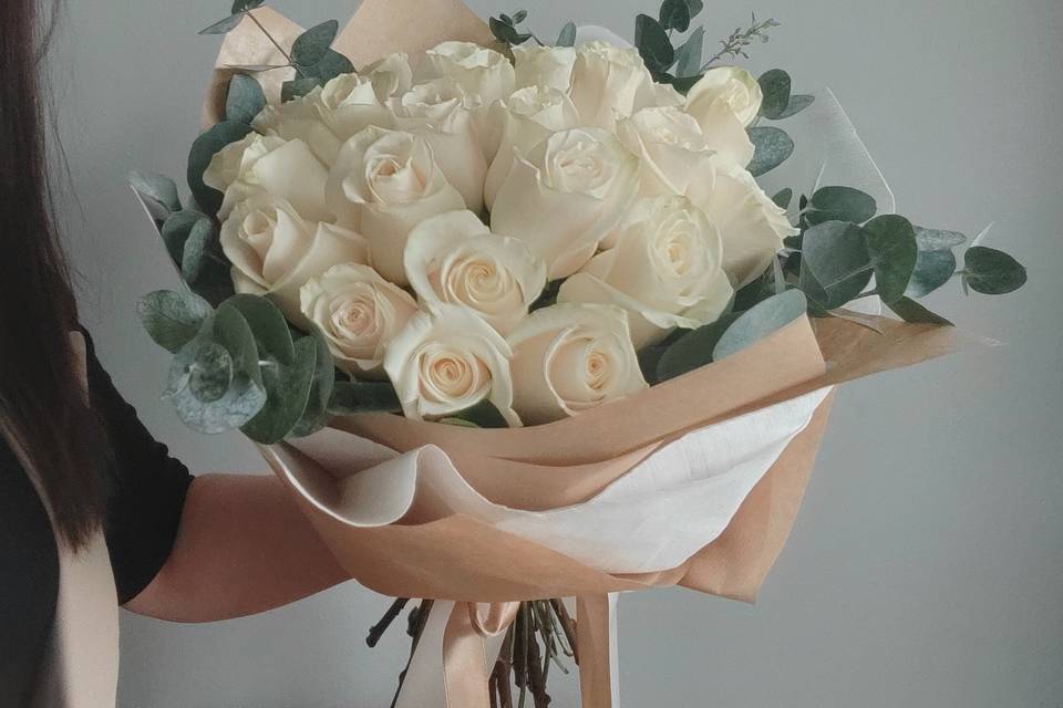 White luxury roses bouquet